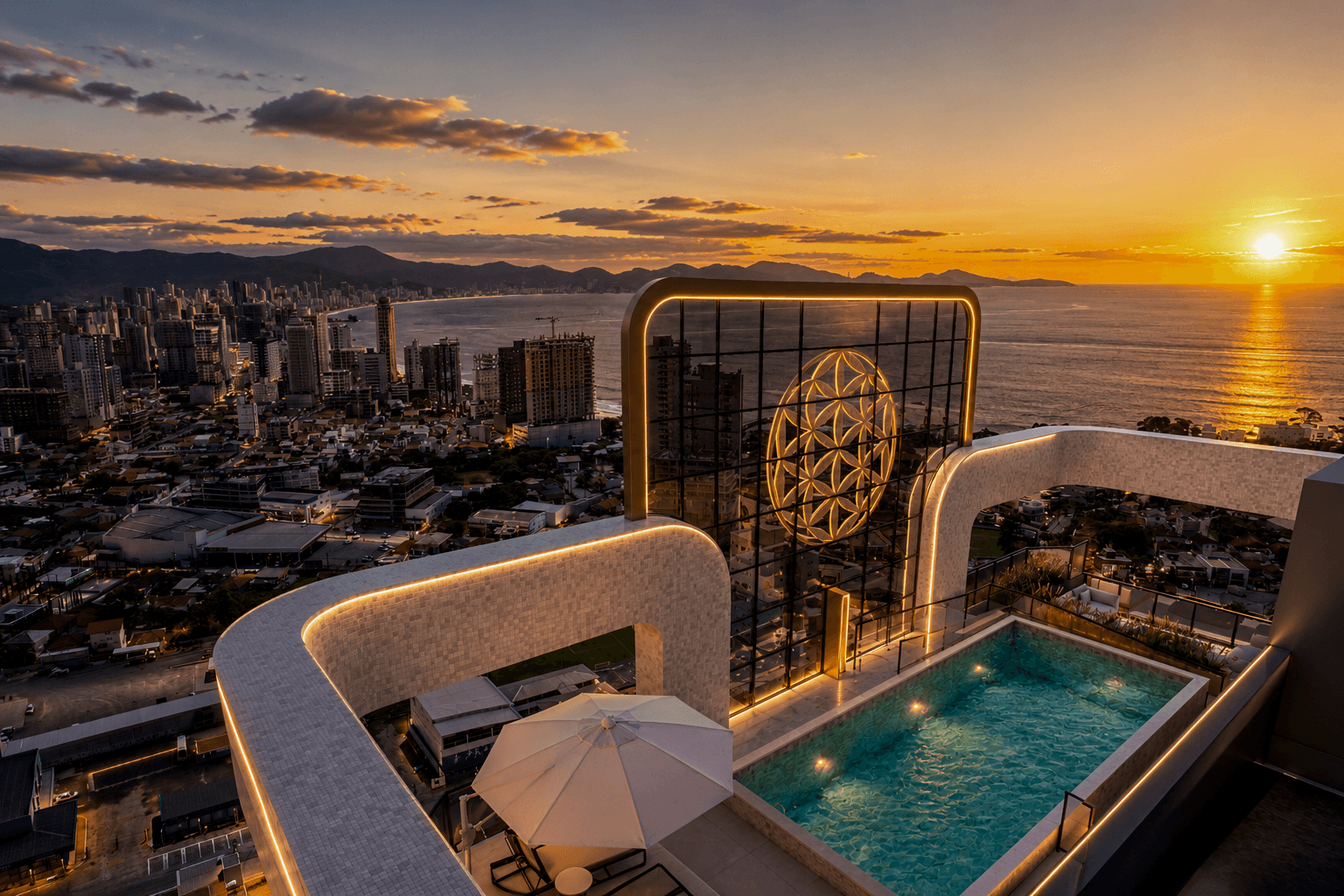 Rooftop do Tourmaline Tower ao pôr do sol: piscina, pérgola iluminada e o emblema dourado da marca sobre a orla de Porto Belo